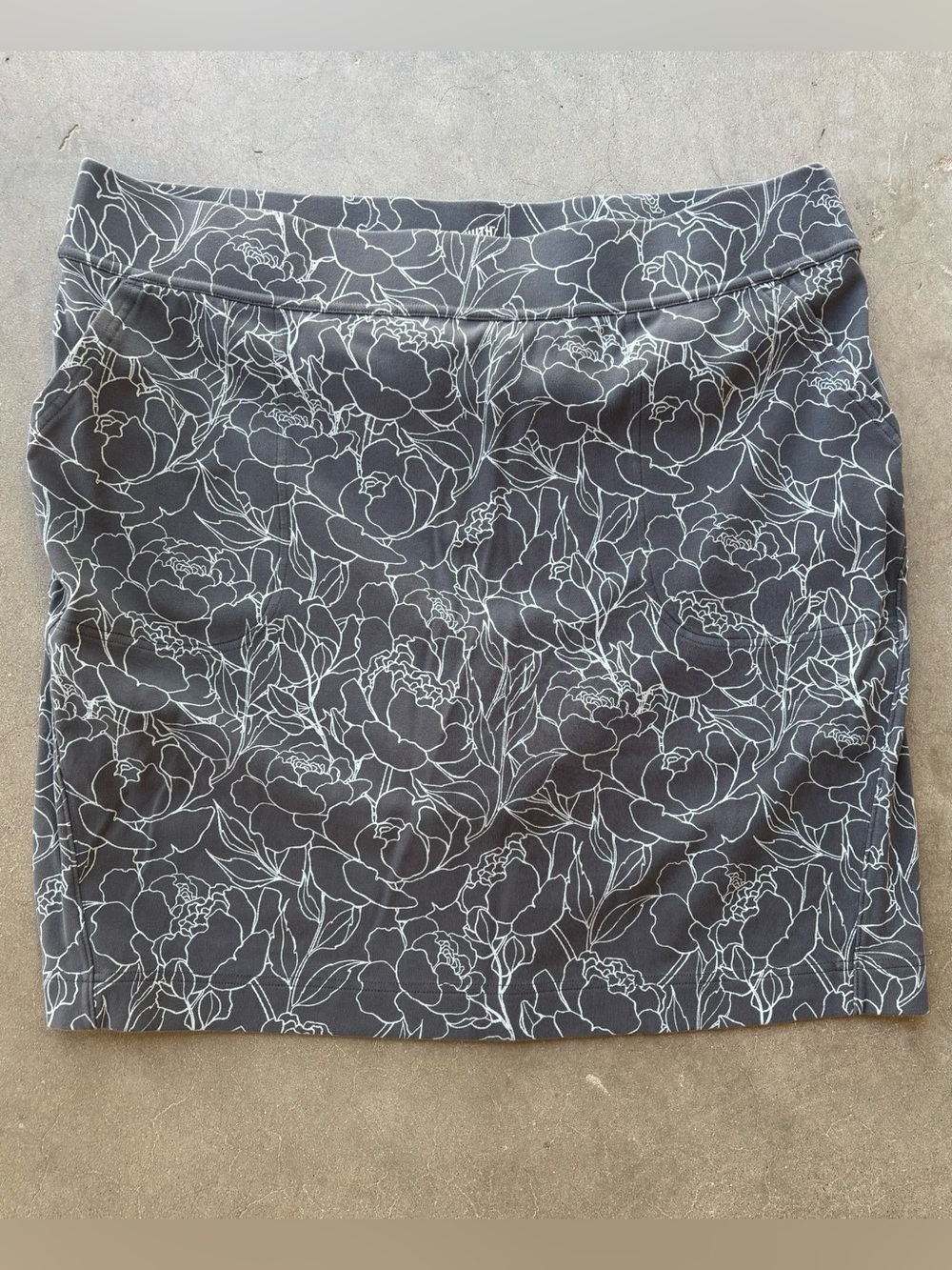 Duluth Trading Co Floral Knit Skort Charcoal Gray White FlowersPockets Size L